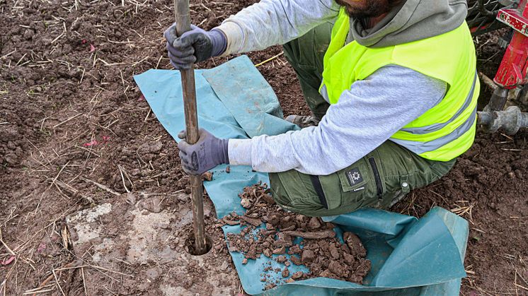 Zwischen Kastenweiher und Eltmann lässt die Bayernwerk Netz den Baugrund untersuchen. Die Tests geben Aufschluss über die Tragfähigkeit und die Beschaffenheit des Bodens und potenzielle Risiken.