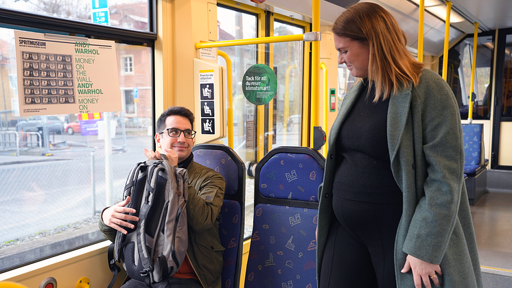 Känslan av trygghet påverkas av hur man beter sig mot varandra i kollektivtrafiken. Foto: Cajsa Sjöbeck