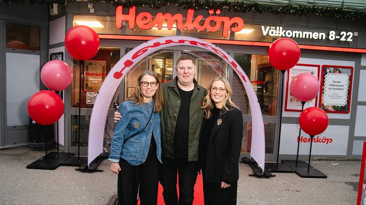 Caroline Cederblad, Magnus Carlsén och Madeleine Brehmer utanför den nyrenoverande butiken i Tullinge. 