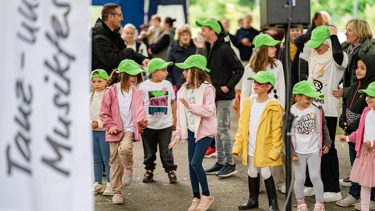 Eine Mitmach-Tanzaktion für den guten Zweck: Rund 100 Teilnehmende kamen am Tanz- und Musikfest in Haan zusammen. Foto: Sahle Wohnen. 