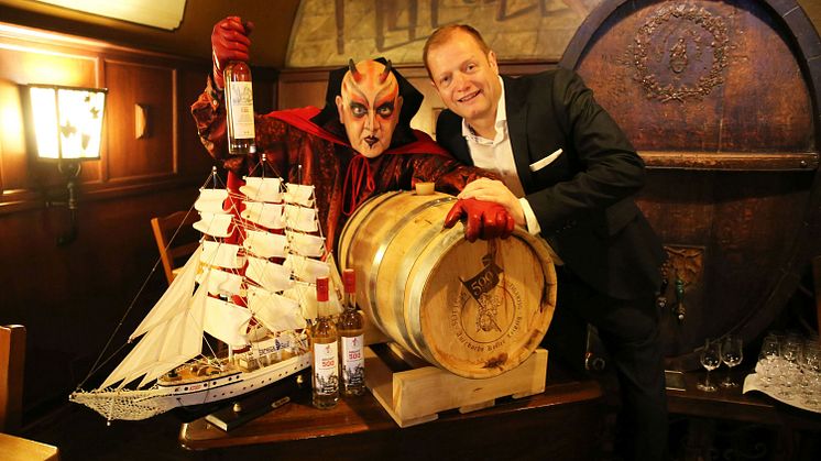 Ein Prosit auf "500 Jahre Auerbachs Keller": Mephisto (Hartmut Müller) und René Stoffregen freuen sich auf das Jubiläum - Foto: Andreas Schmidt