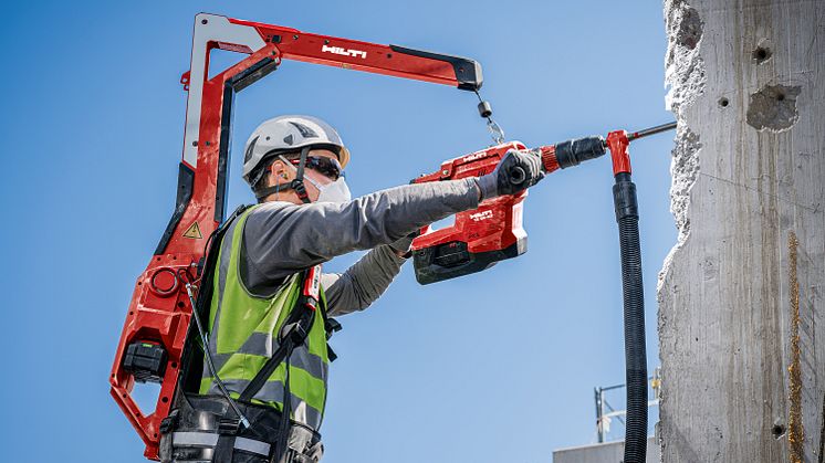 Hiltis EXO-T-22 är en verktygskran som avlastar användaren genom att hantera verktygsvikter upp till 17 kg. 