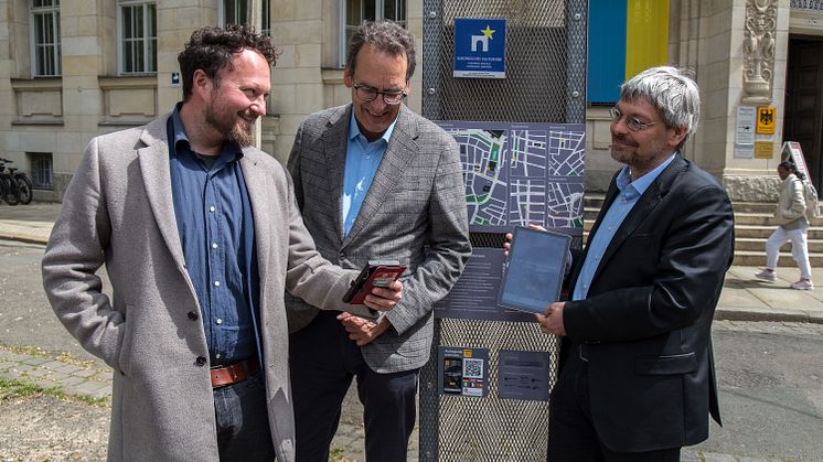 Vor dem Museum in der "Runden Ecke": David Barth, Volker Bremer und Tobias Hollitzer schalten die App "Leipzig '89" frei - Foto: Andreas Schmidt