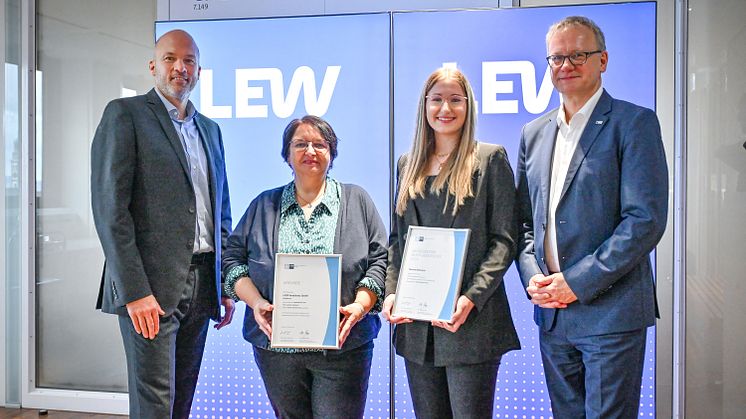 LEW-Vorstand Christian Barr, Ausbilderin Karina Schaffelhofer, Landesbeste Hannah  Birkmair, IHK-Regionalgeschäftsführer Jens Walter bei der Urkundenübergabe.