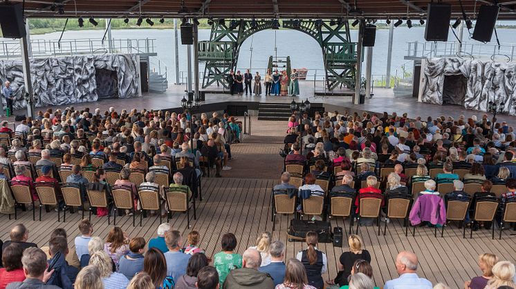 Auf der Seebühne am Biedermeierstrand finden auch 2025 wieder attraktive Veranstaltungen statt - Foto: Maximilian Zwiener