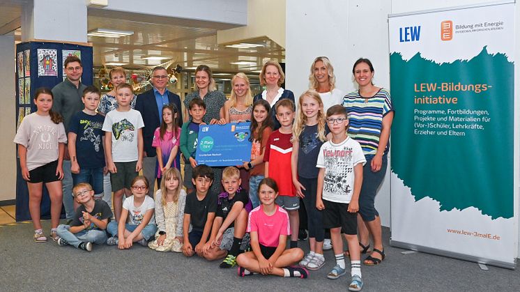 Mit ihrem Engagement für Nachhaltigkeit belegte die Grundschule Monheim beim Wettbewerb „Zukunfstheld:innen“ der LEW-Bildungsinitiative 3malE den 2. Platz in der Kategorie "Grundschulen". (Genaue Bildbeschreibung siehe Download)