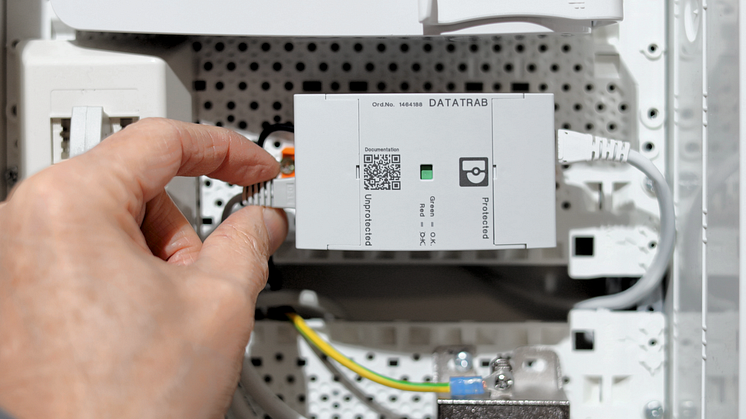 Fästs enkelt på en monteringsskena eller på den perforerade plattan: överspänningsskyddet DT-TELE-WM-RJ45-PT-I från Phoenix Contact. Fotokälla: Phoenix Contact