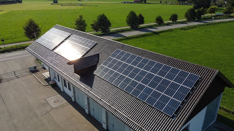 Mit der LEW Klimaschutzprämie werden kommunale Projekte, wie beispielsweise die Installation von PV-Anlagen, gefördert. Foto: Thorsten Franzisi / LEW