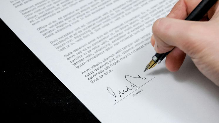 Bild av Pixabay: bilden visar en person som signerar ett avtal