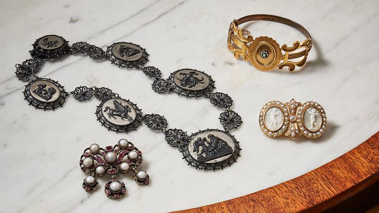 Kunglig proveniens och sällsynt Fabergé-brosch i Klassiska & Asiatiska