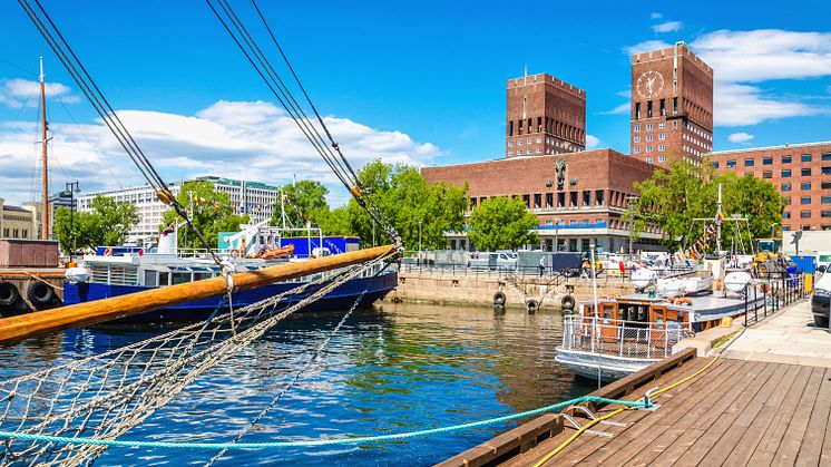 Rådhuset i Oslo i sommersola.