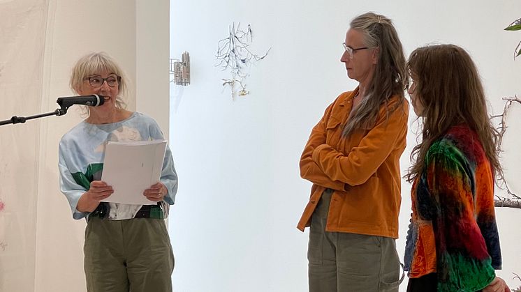Anna Kristensen, utställningsansvarig Galleri Alva, Camilla Caster, konstprojektledare Region Västerbotten, Senja Penttilä Sollén. Foto: Ann-Helen Littbrand