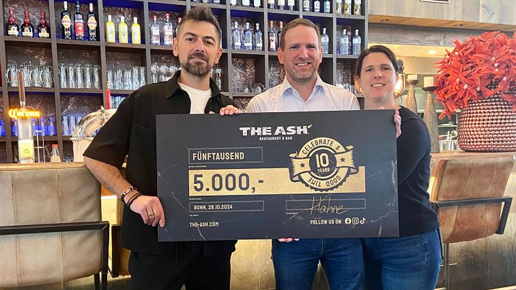 Savvas Sidiropoulos, General Manager des The ASH Restaurant & Bar in Spich/Troisdorf (li). mit dem glücklichen Gewinner Björn und dessen Frau.