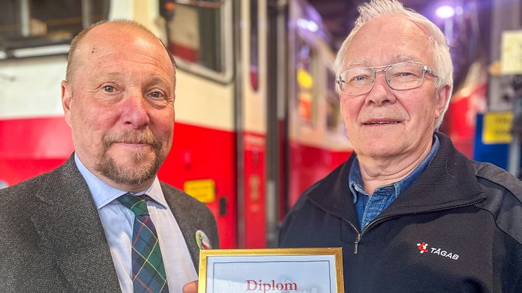 Lars Yngström utsedd till årets Inlandsbaneambassadör 2025, på bild tillsammans med Inlandsbanans vd Otto Nilsson