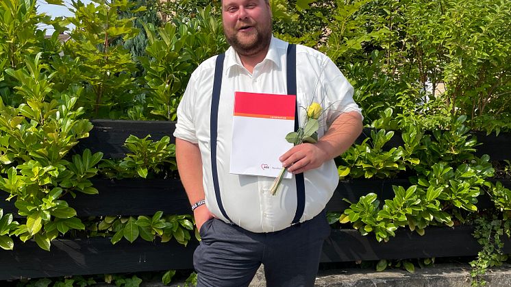 Nico Wende freut sich über die bestandene Abschlussprüfung. (Foto: Hephata-Archiv/Alexandra Gogler)