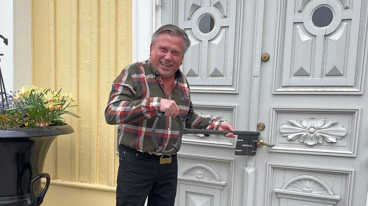 Knutte Alm testar om Norrtälje nyckel passar dörren till Rådhuset. Nyckeln är en kopia av den stadsnyckel som skänktes till Nordiska museet 1877, en nyckel som låste stadens bommar på 1700-talet.