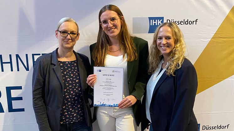 Julia Lang (M.) gehört zu den Prüfungsbesten der IHK Düsseldorf 2024. Im Bild mit alltours Ausbildungsleiterin Yvonne Bittner (l.) und Anke Heckmann (r.), Personalmanagement Animation.