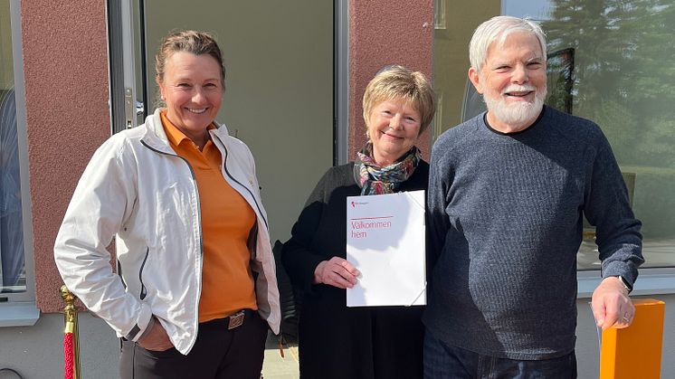 Från vänster: Bonumvärden Elwira Radecka med nyinflyttade makarna Rose-Marie och Frederick Bennett - nyinflyttade i Riksbyggens Bonum Brf Trädgårdslunden i Bromma