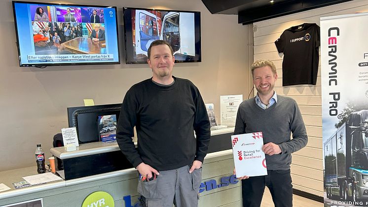 Fabian Eskola, kundmottagare/däcktekniker och Andreas Nilsson, delägare Näringens Däck & Bilservice i Gävle. 