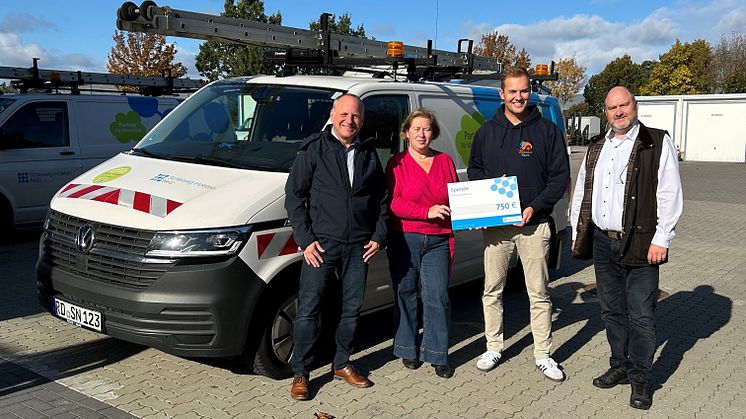 Spendenübergabe an das Team DopppelPASS e.V.: Matthias Nickels (l.), Vanessa Thee (2. v. l.) und Björn Hansen (r.) von Schleswig-Holstein Netz überreichen den Spendenscheck an Marvin Wepel (2. v. r.).