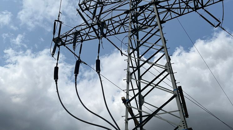 Baueinsatzkabel verbinden die Freileitung mit den anderen Geräten im Umspannwerk und sorgen auch während der Bauarbeiten für einen sicheren Stromfluss.