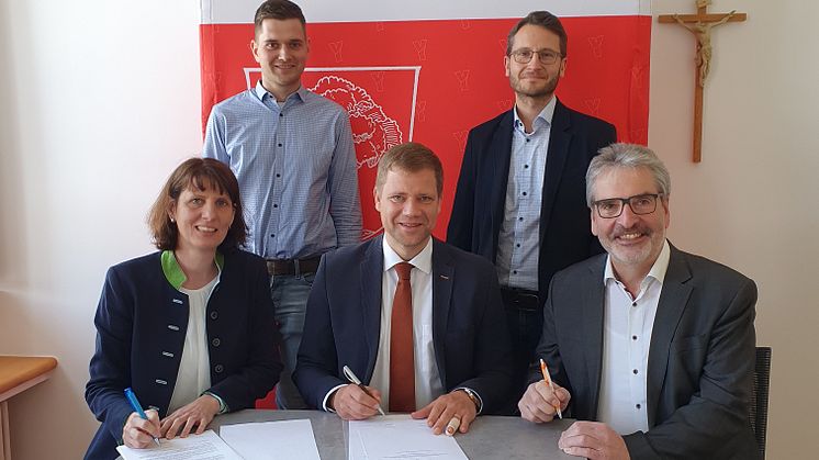 Auftakt zur Kommunalen Wärmeplanung (vorne, v. li.): Christina Albrecht (Bayernwerk Netz), Bürgermeister Dr. Olaf Heinrich und Franz-Josef Bloier (Bayernwerk Netz). Dahinter (v.li.), Korbinian Gibis (Bauamt) und Geschäftsleiter Michael Pradl.