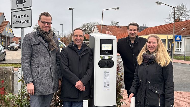 v.l.: Frank Glaubitz Avacon; Andreas Fitz, Gemeinde Uetze; Florian Gahre, Bürgermeister Uetze; Vivian Klein, Avacon  