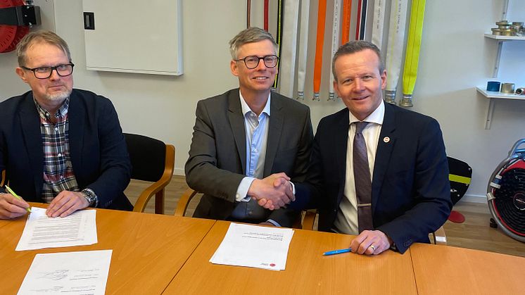 Staffan Johansson, styrelseordförande och VD Beijer Tech, i mitten, Henrik Palmu, vd Svebab, till vänster och Mikael Frisell, GD MSB.