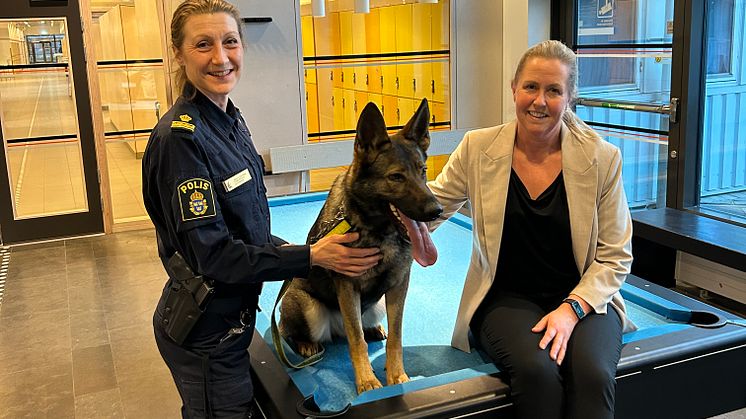 Jenny och Cecilia med Unni.jpg