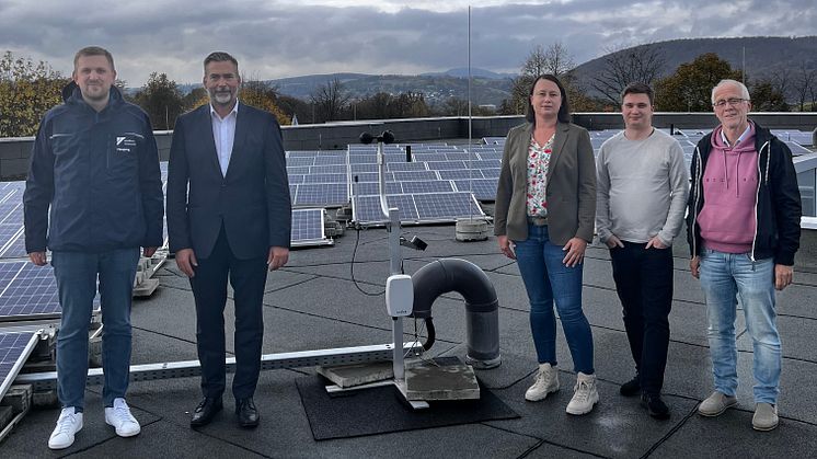 (v.l.n.r.) Moritz Hesping (Landkreis Holzminden), Christian Belke (Bürgermeister Stadt Holzminden), Katja Voß und Matthias Schmidt (Energieservice Westfalen Weser GmbH) und Detlef Schuster (Stadt Holzminden) © Stadt Holzminden