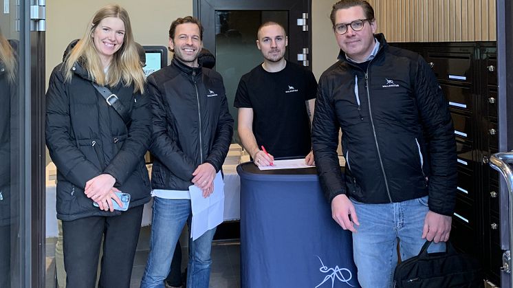 Nu har de första nycklarna delats ut till Wallenstams nybyggnation i Älta centrum. På plats att välkomna de nya hyresgästerna var uthyrare, projektledare och förvaltare från Wallenstam.