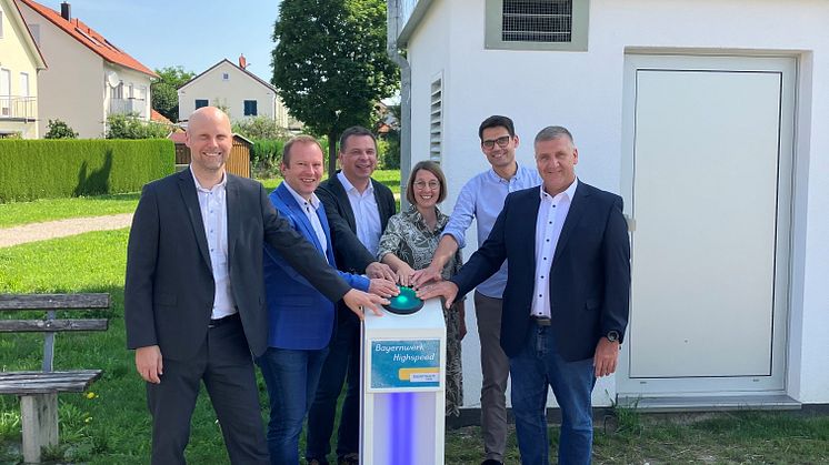 Mit Highspeed durchs Netz: Die Partner des Marktes Mering und der Bayernwerk Netz GmbH nahmen jetzt das Glasfasernetz in Betrieb.