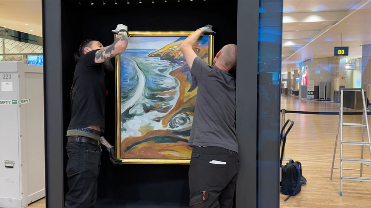 Det er en svært nøye prosess når Edvard Munch-maleriet Bølgeslag mot svaberg settes inn på Oslo Lufthavn. Foto: @MUNCH