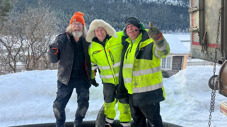 Einar Nilsson, programleder for "Nytt liv i gamle hus", Ørjan Hov, fabrikksjef i Skjåk og blåsebilsjåfør Robin Nilsson