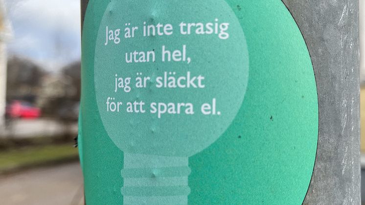 Klistermärken på de stolpar som varit tillfälligt nersläckta. Foto: Kristinehamns kommun