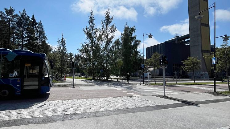Där gång- och cykelvägen Akademileden korsar Gösta Skoglunds väg på campusområdet kommer bussar att ha företräde. Detta görs för att öka kollektivtrafikens framkomlighet.