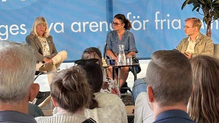 Panelsamtal om den nya lagstiftningen som ger möjlighet att rikta upphandlingar till idéburna. På bild: Eva Ternegren, (MP), Maude Kardell Wahlbäck, välfärdsstrateg Bräcke diakoni och Max Törnqvist, Ambea. 