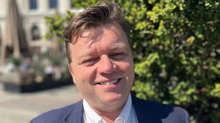 Bilde av generalsekretær Finn Arne Dahl Hanssen i solen, med smil.