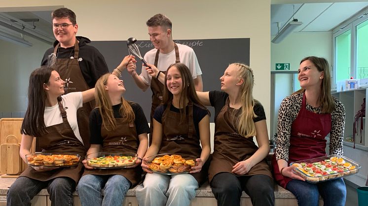 Die Projektgruppe "Umweltprofis von morgen" der Oberschule Lommatzscher Pflege: Marleen, Linus, Emily, Ole, Rosalie und Natalie mit Lehrerin Janine Grübler (v.l.n.r.)