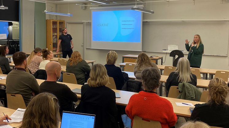 Linus Sundquist och Jessica Wänerlöv redovisar sitt examensarbete för lärare, skolhuvudmän och studenter.