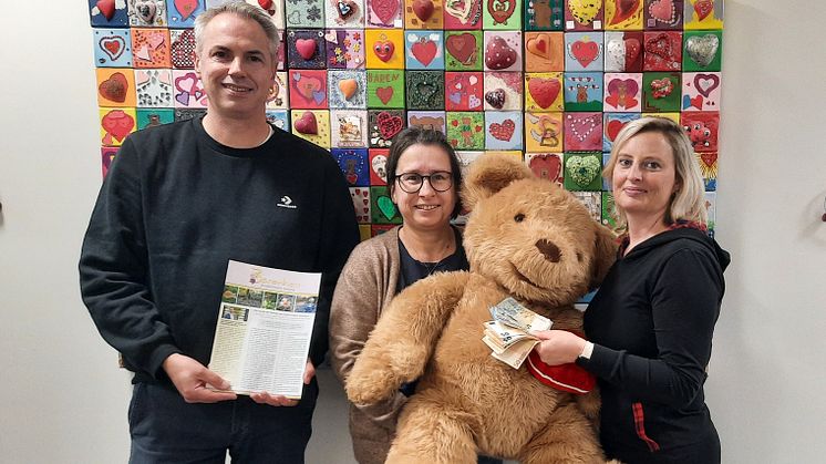 Marc Fiedler, Kerstin Stadler vom Kinderhospiz und Tina Zahn präsentieren stolz die Spende