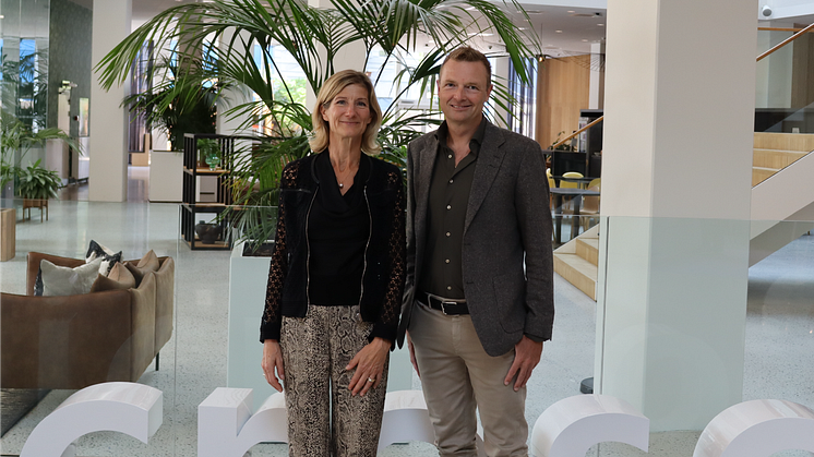 Nyt samarbejde mellem itm8 og Microsoft Danmark skal hjælpe små og mellemstore danske virksomheder opnå fordelene ved hybrid IT-infrastruktur. På billedet ses Mette Kaagaard og Henrik Kastbjerg. Foto: itm8.