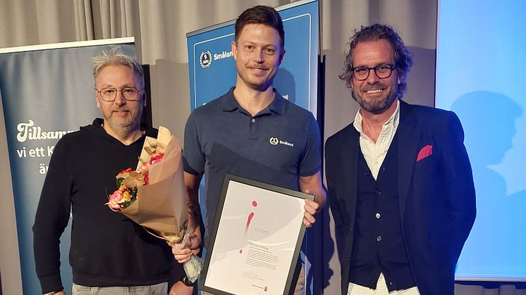 Jurymedlemmarna Lasse Johansson och Lars Hansson fick glädjen att överlämna Kalmar kommun idrottspris till Nicklas Wiberg.