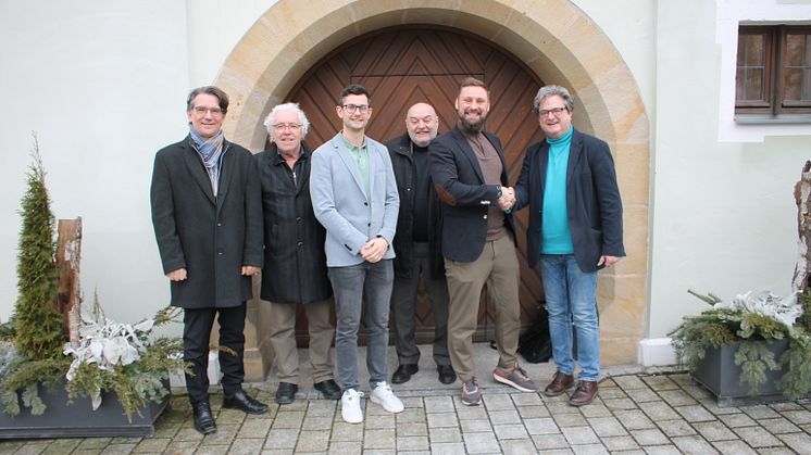 Bürgermeister Bernhard Stangl (re.) und Projektleiter Tobias Eckardt (2.v.re., Bayernwerk Netz) starteten per Handschlag die Wärmeplanung. Mit dabei (v.li.) Markus Windisch (Bayernwerk Netz), Richard Waldmann, Nico Siegler und Martin Schmidt.