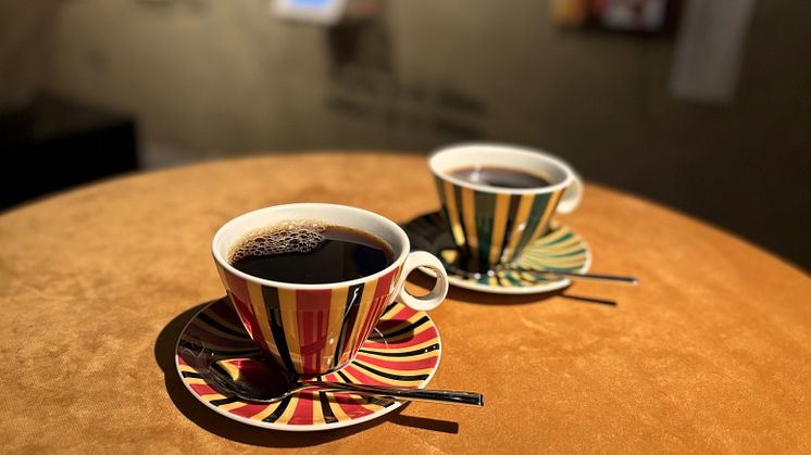 En kopp kaffe på Dansmuseet? Kopparnas design är inspirerad av Einar Nermans balettkostymer från 1920.