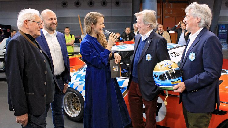 Foto: v.l.n.r. Lackdesigner Walter Maurer, Roland Koch (Leiter Marketing) für BELMOT und die Mannheimer Versicherung, Prinz Leopold von Bayern (Präsident) und Axel Watter (Geschäftsführer) für den Royal Bobsleigh Automobil Club