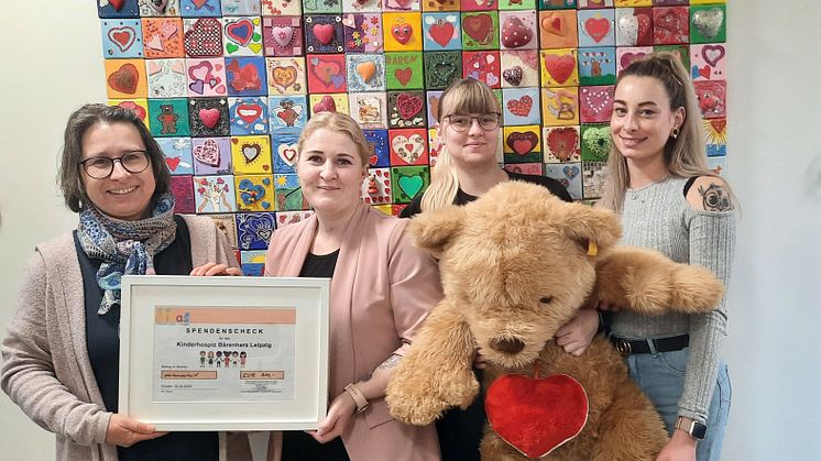 Kerstin Stadler, Sarah Müller, Annalena Hanusa und Bonny Reintmann präsentieren stolz den Spendenscheck