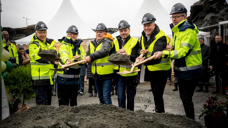 Representatives from Castellum, The Port of Gothenburg, and OneMed put the first shovel(s) in the ground for OneMed's building at Halvorsäng, just north of the port. Photo: The Port of Gothenburg.