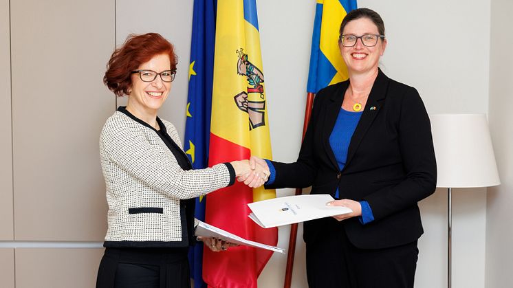 Sveriges ambassadör till Moldavien Katarina Fried och UNDP:s chef i Moldavien Daniela Gasparikova. Sverige bidrar med drygt 20 miljoner kronor till UNDP:s arbete för att stärka den demokratiska utvecklingen i Moldavien.