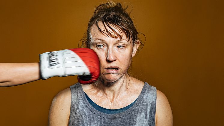 Heidi Gjermundsen Broch som Vilde Berg får livet - eller døden - rett i trynet. Foto: Monica Tormassy/Det Norske Teatret.